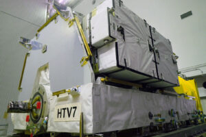 Paleta s novými akumulátory dovezená lodí HTV-7.