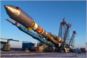 Vztyčování rakety Sojuz 2-1a na rampě kosmodromu Vostočnyj.