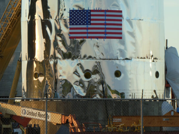 Prostřední sekci s americkou vlajkou a kruhovými otvory vyfotil Nomadd.