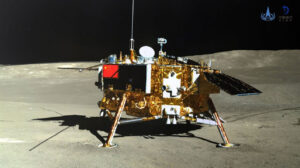 Přistávací modul na fotografii pořízené pomocí lunárního vozítka (zdroj CLEP/CNSA).