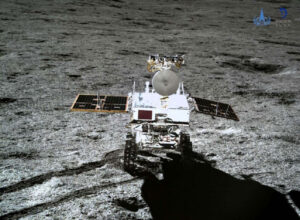 Měsíční vozítko vyfocené přistávacím modulem (zdroj CLEP/CNSA).