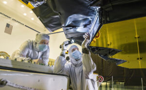 Zaměstnanci firmy Northrop Grumman a Ball Aerospace provádí inspekci pokrývky frill.
