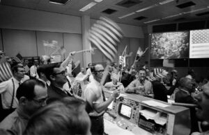 Oslavy návratu Apolla 11 na Zemi v řídícím středisku.