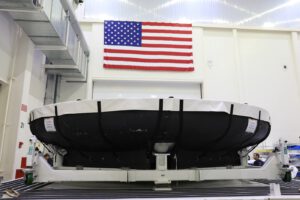 Titanová kostra tepelného štítu Orionu pro misi Artemis II byla na KSC přepravena 9. července letounem Super Guppy z firmy Lockheed Martin z Denveru. Následující den byl tento základ štítu uložen v Neil Armstrong Operations and Checkout Facility, kde na něj bude nanesena ablativní vrstva materiálu Avcoat.