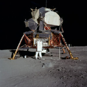 Ne, lunární modul výpravy Apollo 11 se opravdu neměl jmenovat „kupka sena“ (byť to lze v oficiálních dokumentech nalézt).