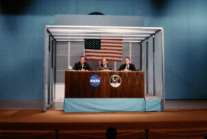 Tisková konference 5. července 1969, kde byly poprvé oznámeny názvy Columbia a Eagle plus představený emblém mise.