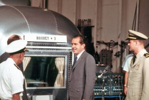 Prezident Richard Nixon u karantény dvacet minut před přistáním Apolla 11