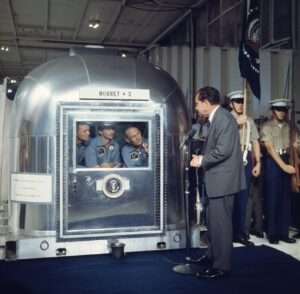 Posádka Apolla 11 s prezidentem Richardem Nixonem