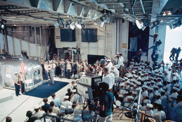 Kontextový záběr na posádku Apolla 11 s prezidentem Richardem Nixonem