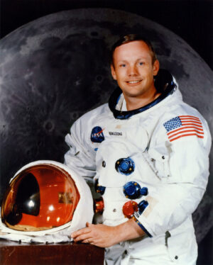 Prvním člověkem na Měsíci se nakonec stal Neil Armstrong.