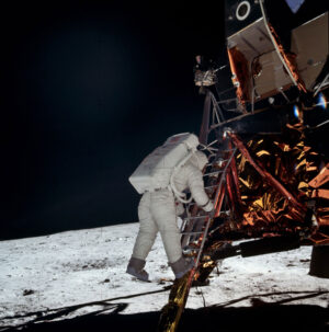 Edwin Aldrin se při prvním přistání na Měsíci stal druhým člověkem, který vstoupil na jeho povrchu.