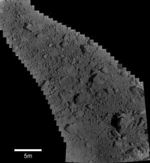 Snímek složený z 28 fotek pořízených kamerou ONC-T 13. června 2019 od 10:58 japonského času (horní levý roh) do 11:01 (pravý dolní roh). Vzdálenost sondy byla od 52 do 108 metrů. Bílý bod uprostřed je cílový zaměřovač. V levém spodním okraji složeného snímku vidíme uměle vytvořený kráter.