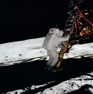 Představte si, že by na Měsíc vstoupil jako první člověk Frank Borman. To by asi nebyl žádný „malý krok, velký skok“, ale „zmar, krátery, šeď, ale jsme tu první, první, první!“