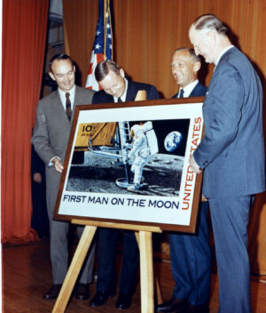 Představení poštovní známky „First Man on the Moon“, jejíž raznice přistála v červenci 1969 na Měsíci