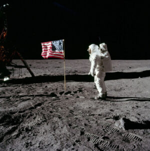 Americká vlajka na Měsíci se stala jedním ze symbolů programu.