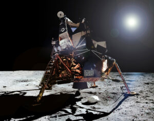 Lunární modul Eagle na Měsíci; na žebříku vlevo je patrné pouzdro s vlajkou.