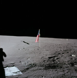 Při misi Apollo 12 byl s lunární vlajkou problém, západka nefungovala a nedržela nosnou tyč v horizontální poloze.