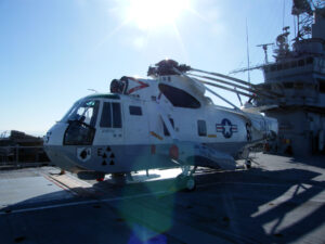 Sikorsky Sea King trupového čísla 66 na USS Hornet