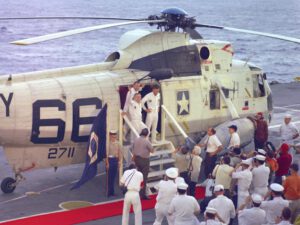 Posádka Apolla 8 vystupuje z vrtulníku 66