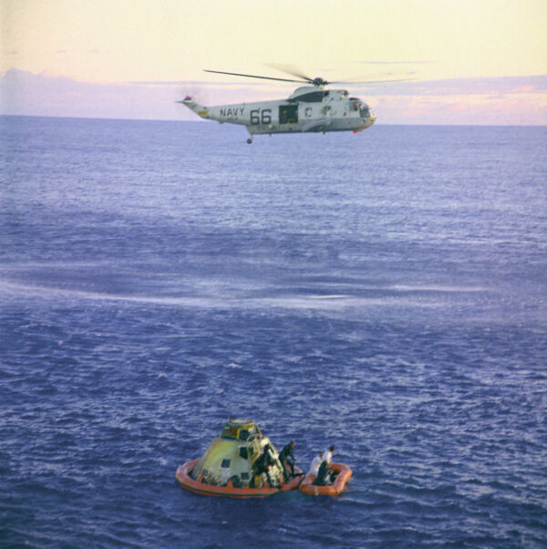 Vrtulník 66 po přistání lodi Apollo 10