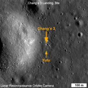 Fotografie přistávacího modulu Čchang-e 3 a Nefritového králíka pořízené americkou měsíční družicí LRO