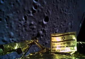 Vlastní snímek přistávacího modulu Beresheet na pozadí povrchu Měsíce pár minut před dopadem