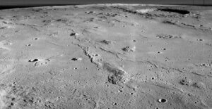 Oblast Mariových kopců v bočním pohledu vyfotografována americkou družicí Měsíce LRO