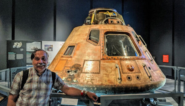 Nemám rád fotky typu „já a něco“, ale jednu si nemohu odpustit. Díky tomu, že jsem se nedávno octl na chvíli v Seattlu, kde probíhala v místním leteckém muzeu výstava k výročí letu Apolla 11, mohl jsem se i dotknout kabiny právě Apolla 11.