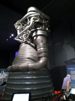 Pro srovnání původní motor F-1 rakety Saturn 5 připravovaný pro Apolla 16, který se ale nakonec nepoužil, na výstavě k výročí Apolla 11 v Leteckém muzeu Seattle