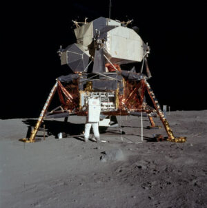 Lunární modul a dole vlevo pod ním pytle, které nakonec na Měsíci zůstaly (zdroj NASA)