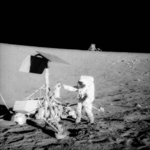 Astronauti Apolla 12 zkoumali přistávací modul Surveyor 3 (zdroj NASA)