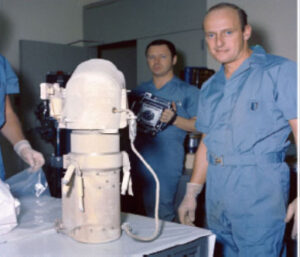 Astronaut Pete Conrad a fotograf s kamerou sondy Surveyor 3 (zdroj NASA JSC photo S-69-62290)