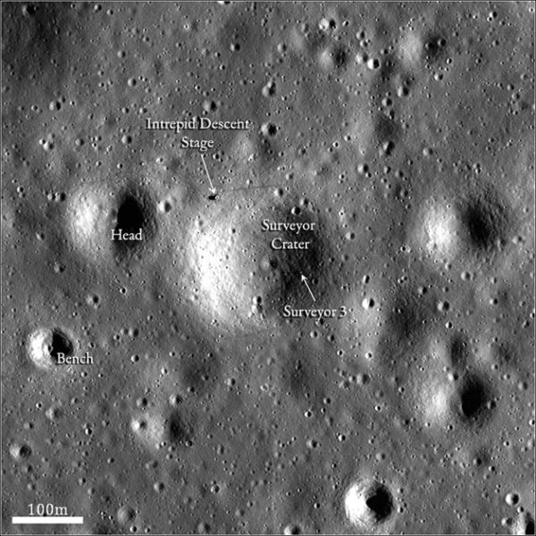Místo přistání Apolla 12 a Surveyoru 3 vyfotografovanému měsíční družicí Lunar Reconnaissance Orbiter (zdroj NASA)