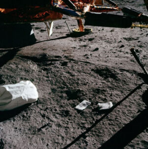 Bližší fotografie pytlů s odpadem na povrchu Měsíce (zdroj NASA)