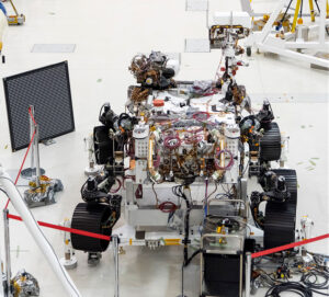 Mars rover 2020 při kalibrační zkoušce kamer.