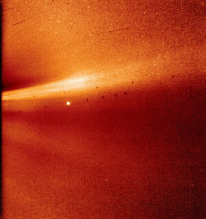 Snímek z přístroje WISPR (Wide-field Imager for Solar Probe) na sondě Parker Soalr Probe. Na snímku pořízeném 8. listopadu 2018 ze vzdálenosti 27 milionů kilometrů od Slunce tzv. koronální proud (coronal streamer). Jasný bod u středu je planeta Merkur, tmavá místa jsou výsledkem počítačového zpracování a korekcí pozadí.