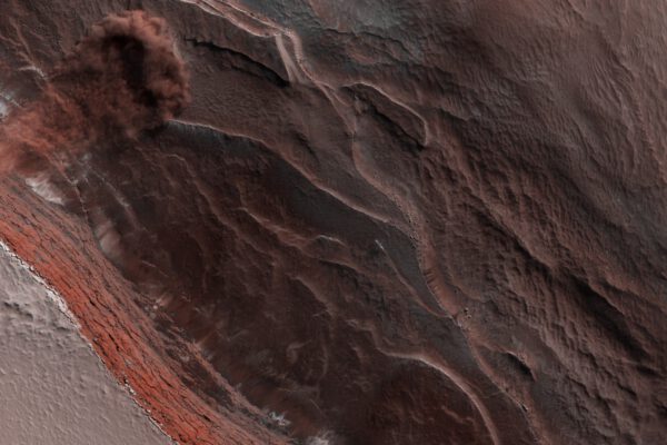 Padající led na severním pólu Marsu