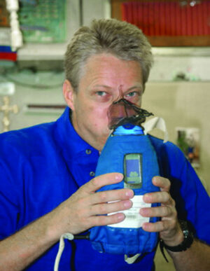 Dnes již bývalý německý astronaut Thomas Reiter vyfocený na ISS v roce 2006 při provádění experimentu se zařízením Nitric Oxide Analyzer.