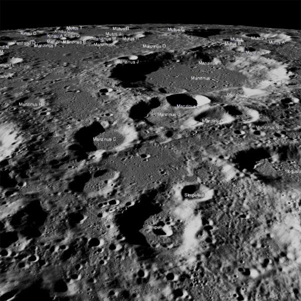 Lander Vikram se pokusil o přistání 7. září mezi krátery Simpelius N a Manzinus C. Bohužel přistání nebylo úspěšné a současná pozice nebyla oznámena. Snímek pořídila kamera LROC 17. září 2019. Středová část snímku zachycuje oblast širokou 150 km.