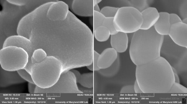 Vlevo vidíme mikroskopický snímek neošetřených zrníček barevného pigmentu, vpravo pak zrníčka pigmentu po depozici atomární vrstvy.