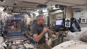 Astronaut David Saint-Jacques dohlíží na Bumble při testování dálkového řízení robota z Amesova centra NASA.