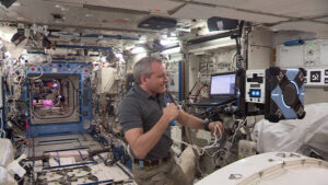 Astronaut David Saint-Jacques dohlíží na Bumble při testování dálkového řízení robota z Amesova centra NASA.