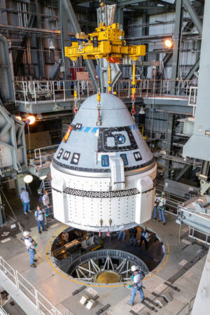 Starliner pro misi OFT při usazování na raketu Atlas V