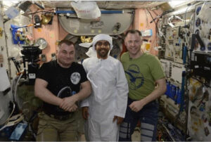 Na ISS se potkávají zástupci různých států - v tomto případě Ruska, Spojených Arabských Emírátů a USA.