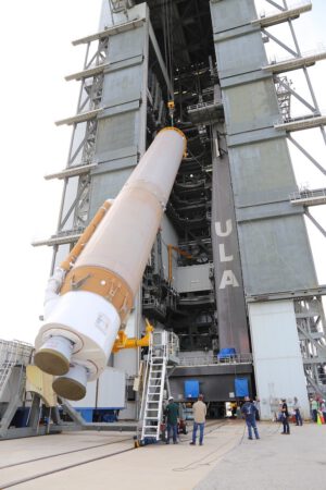 Zvedání centrálního stupně rakety Atlas V pro misi OFT.