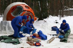 Ruští kosmonauti absolvují výcvikový kurz přežití v zimně a stejné podmínky čekají na Indické adepty.