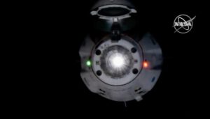 Crew Dragon přilétající k Mezinárodní kosmické stanici v rámci své první demonstrační mise
