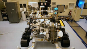 Rover Perseverance s připojenou destičkou - najdete ji v zadní části před radioizotopovým termoelektrickým generátorem.