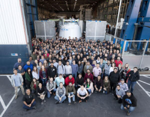Zaměstnanci SpaceX se loučí s posledním exemplářem nákladní lodi Dragon první generace.