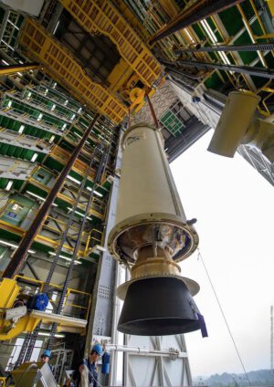 Sestavování rakety Vega pro březnový start s dispenzerem vyrobeným v Brně.